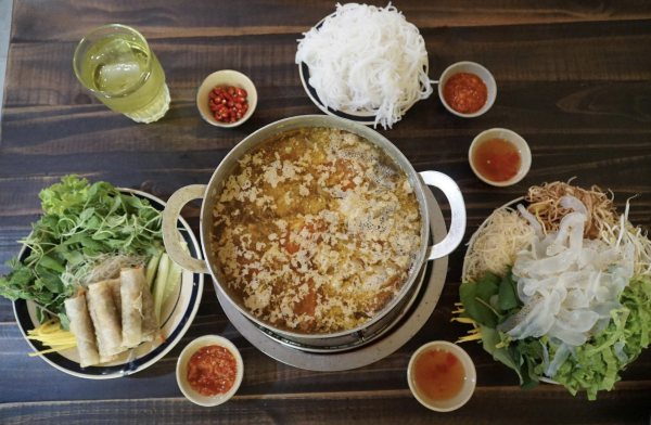 Quán xứ Nẫu ở TP.HCM giữ vị quê, món yaourt chấm muối gây tò mò