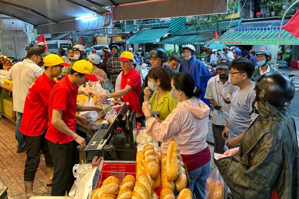 Sáng nay đông nghẹt người ở TP.HCM đội mưa mua vịt quay, heo quay ngày Thần tài