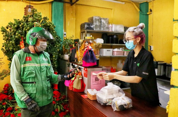 Shipper nhận đơn ở quán bán xuyên tết tại TP.HCM gặp điều bất ngờ Shipper nhận đơn ở quán bán xuyên tết tại TP.HCM gặp điều bất ngờ