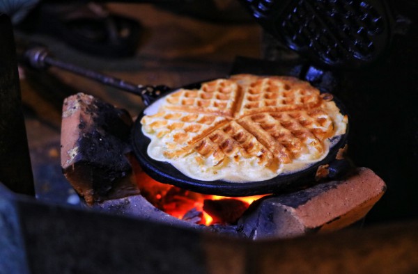 TP.HCM có hàng quán kỳ lạ: Cụ bà U.90 bán bánh kẹp lúc 0 giờ...