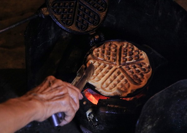 TP.HCM có hàng quán kỳ lạ: Cụ bà U.90 bán bánh kẹp lúc 0 giờ...