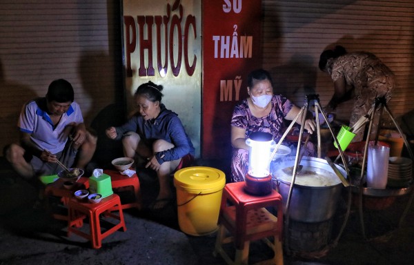 TP.HCM có quán ăn kỳ lạ: Bánh canh 40 năm, mở bán rạng sáng cho 'cú đêm'