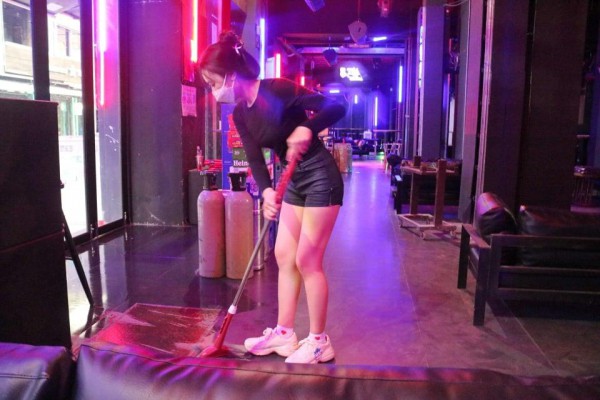 TP.HCM ngừng hoạt động quán bar, karaoke, massage, spa: Phố Tây đang dọn bàn thì đóng cửa tiếp