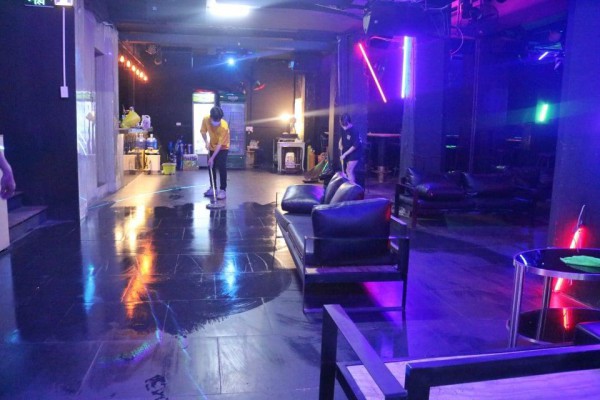 TP.HCM ngừng hoạt động quán bar, karaoke, massage, spa: Phố Tây đang dọn bàn thì đóng cửa tiếp