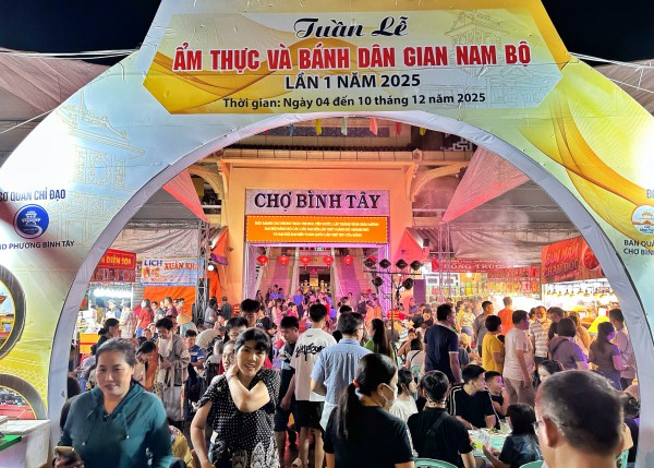 TP.HCM tối nay: 'Biển người' đổ về lễ hội ẩm thực ở ngôi chợ trăm tuổi TP.HCM tối nay: 'Biển người' đổ về lễ hội ẩm thực ở ngôi chợ trăm tuổi