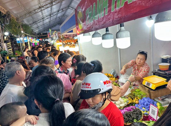 TP.HCM tối nay: 'Biển người' đổ về lễ hội ẩm thực ở ngôi chợ trăm tuổi TP.HCM tối nay: 'Biển người' đổ về lễ hội ẩm thực ở ngôi chợ trăm tuổi