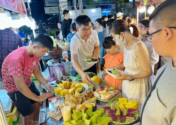 TP.HCM tối nay: 'Biển người' đổ về lễ hội ẩm thực ở ngôi chợ trăm tuổi TP.HCM tối nay: 'Biển người' đổ về lễ hội ẩm thực ở ngôi chợ trăm tuổi