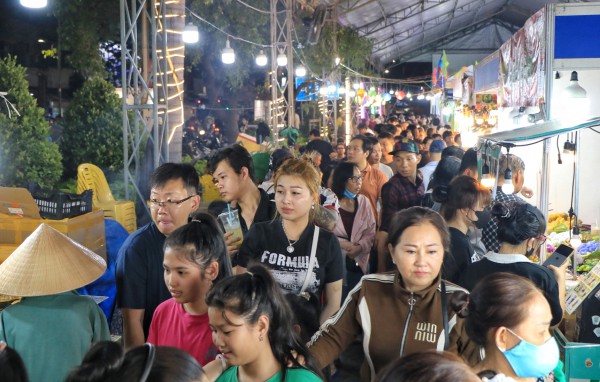 TP.HCM tối nay: 'Biển người' đổ về lễ hội ẩm thực ở ngôi chợ trăm tuổi TP.HCM tối nay: 'Biển người' đổ về lễ hội ẩm thực ở ngôi chợ trăm tuổi