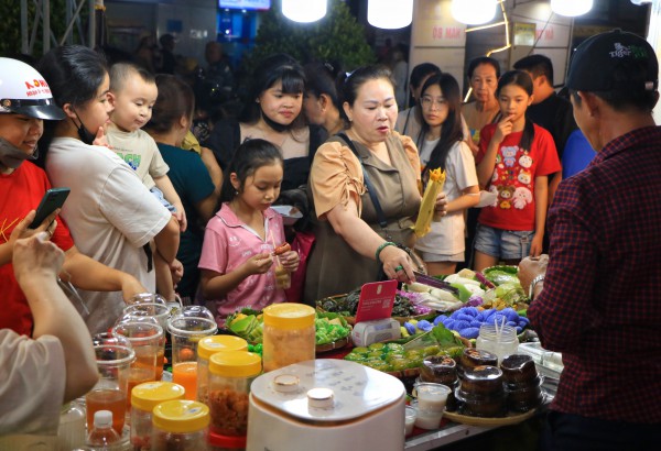 TP.HCM tối nay: 'Biển người' đổ về lễ hội ẩm thực ở ngôi chợ trăm tuổi TP.HCM tối nay: 'Biển người' đổ về lễ hội ẩm thực ở ngôi chợ trăm tuổi