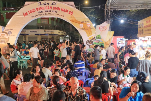 TP.HCM tối nay: 'Biển người' đổ về lễ hội ẩm thực ở ngôi chợ trăm tuổi TP.HCM tối nay: 'Biển người' đổ về lễ hội ẩm thực ở ngôi chợ trăm tuổi