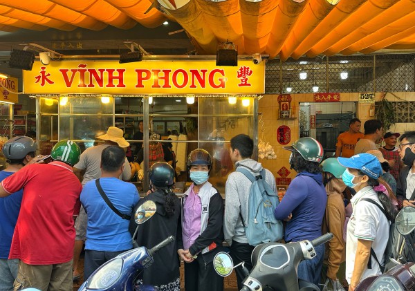 Tết Đoan Ngọ: Đông nghẹt người xếp hàng mua vịt quay ở TP.HCM, chờ tới 2 tiếng Tết Đoan Ngọ: Đông nghẹt người xếp hàng mua vịt quay ở TP.HCM, chờ tới 2 tiếng