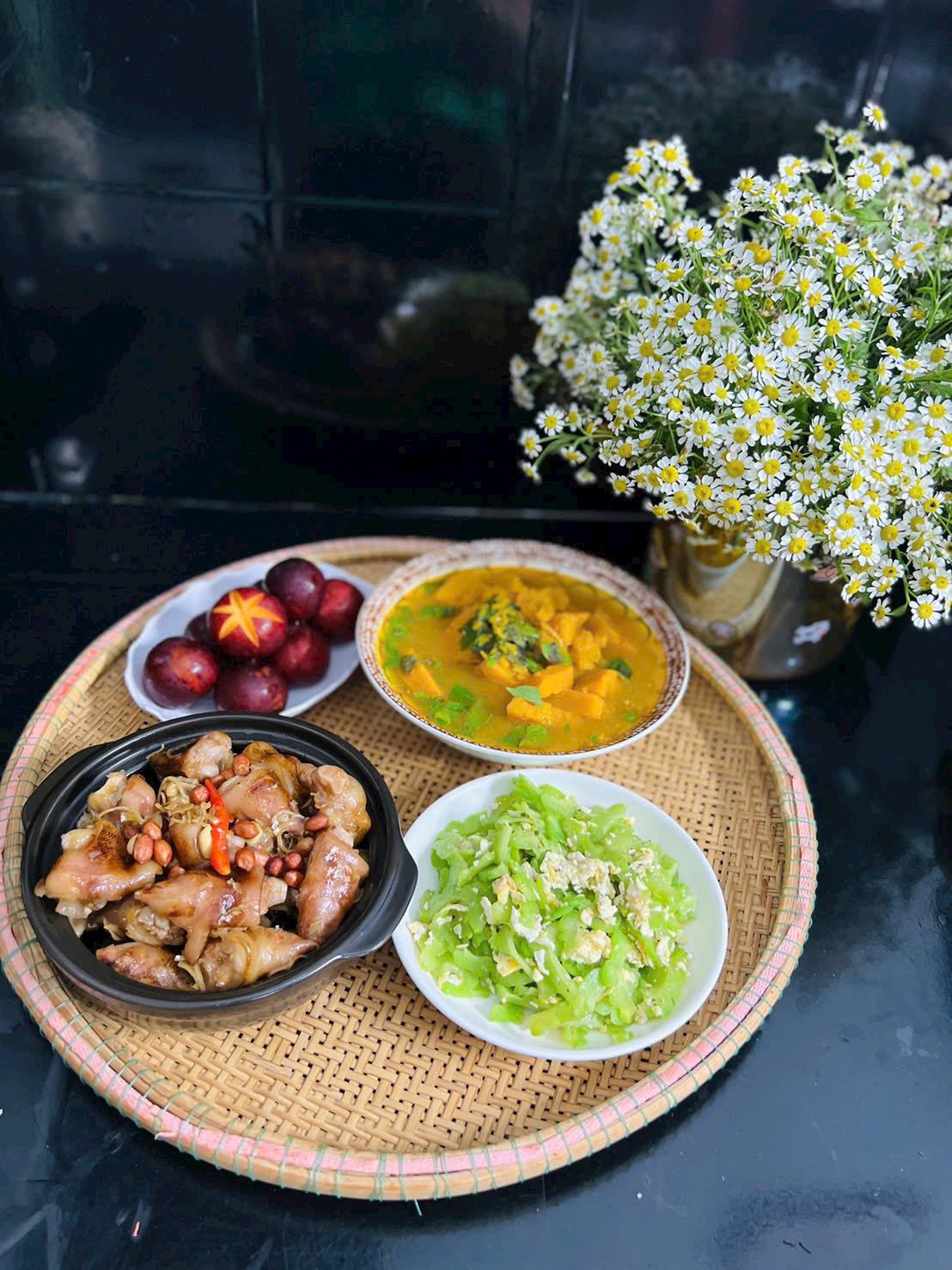 Thực đơn cơm nhà ngon lành, bổ dưỡng của bà mẹ 3 con