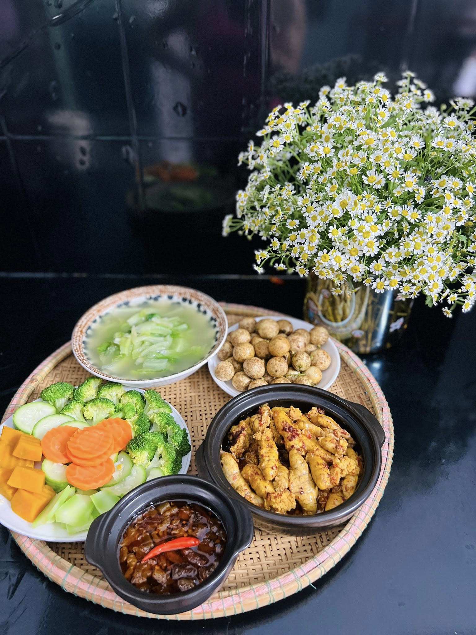 Thực đơn cơm nhà ngon lành, bổ dưỡng của bà mẹ 3 con