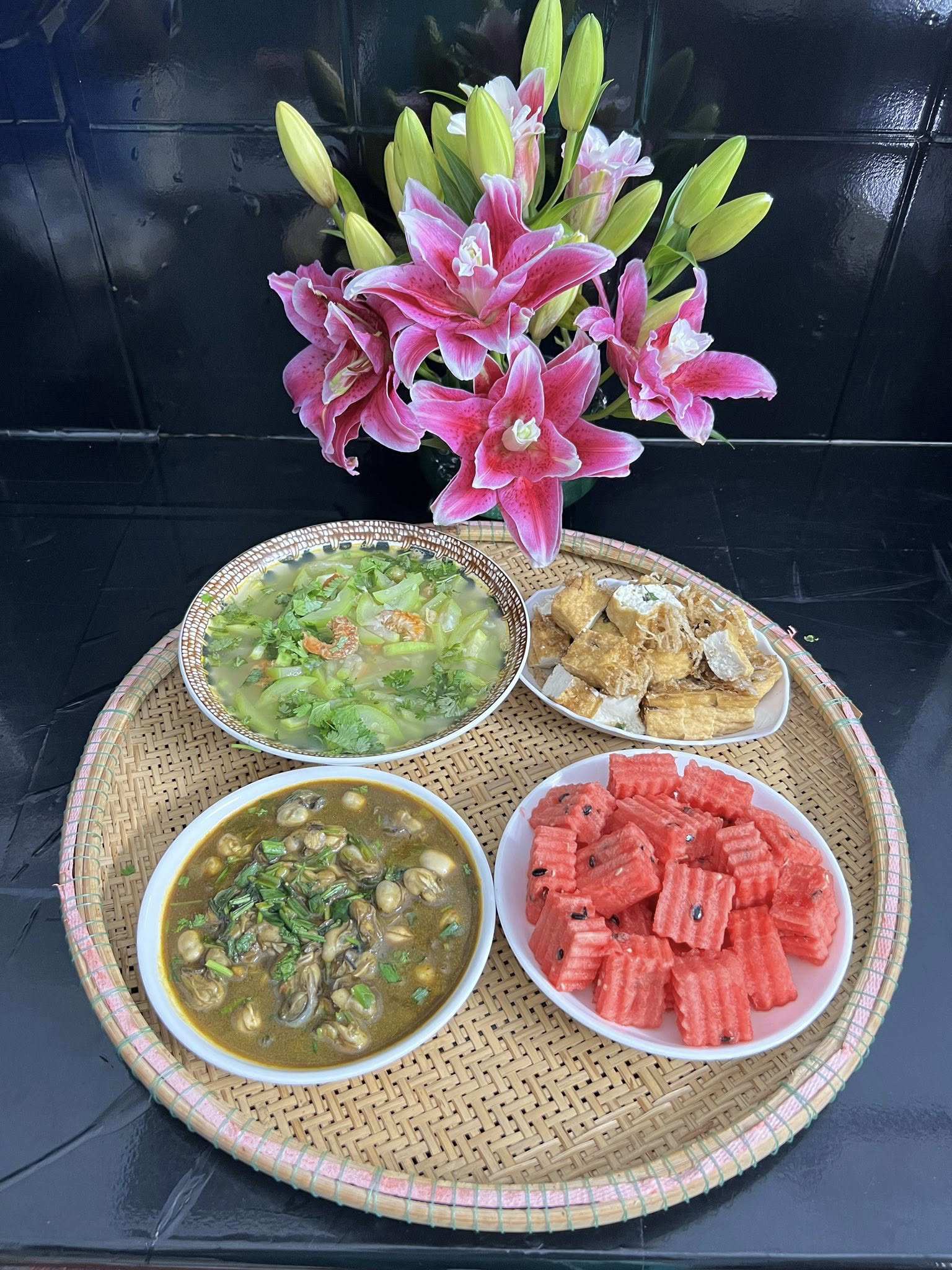 Thực đơn cơm nhà ngon lành, bổ dưỡng của bà mẹ 3 con