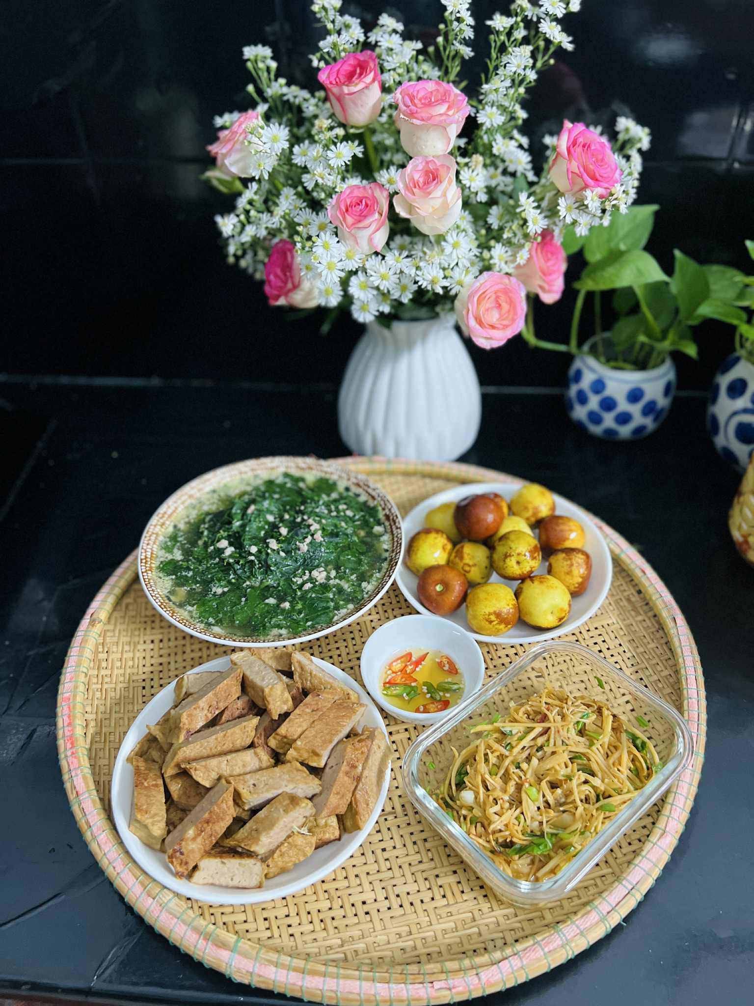 Thực đơn cơm nhà ngon lành, bổ dưỡng của bà mẹ 3 con