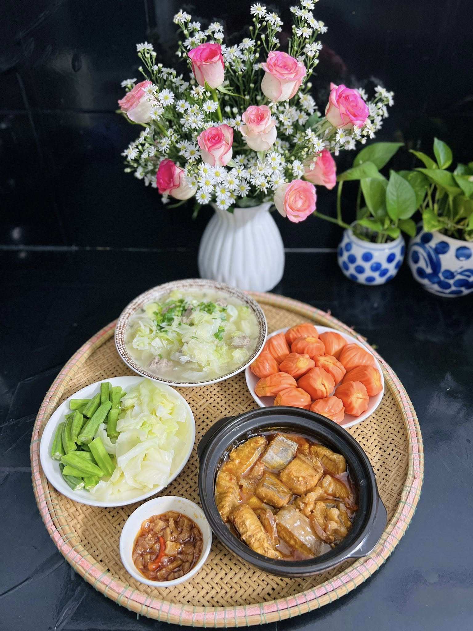 Thực đơn cơm nhà ngon lành, bổ dưỡng của bà mẹ 3 con