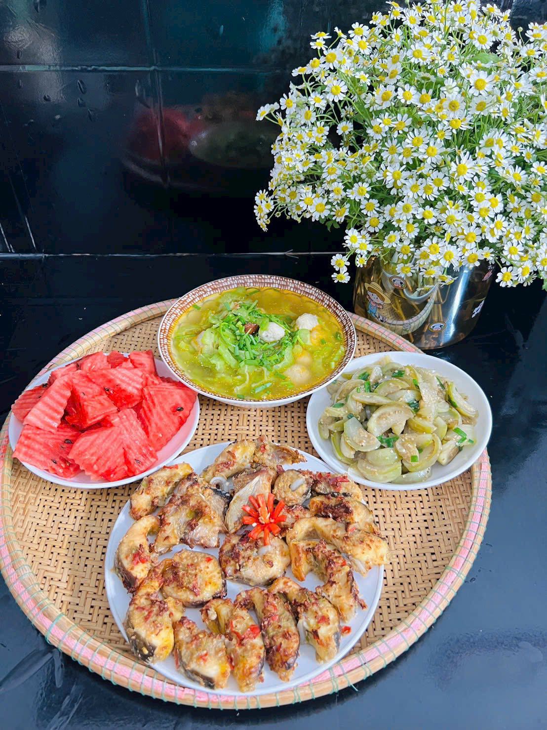 Thực đơn cơm nhà ngon lành, bổ dưỡng của bà mẹ 3 con