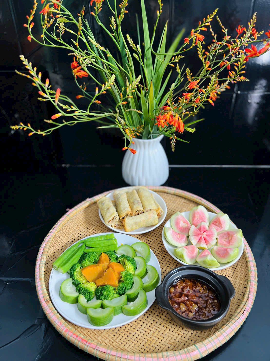 Thực đơn cơm nhà ngon lành, bổ dưỡng của bà mẹ 3 con