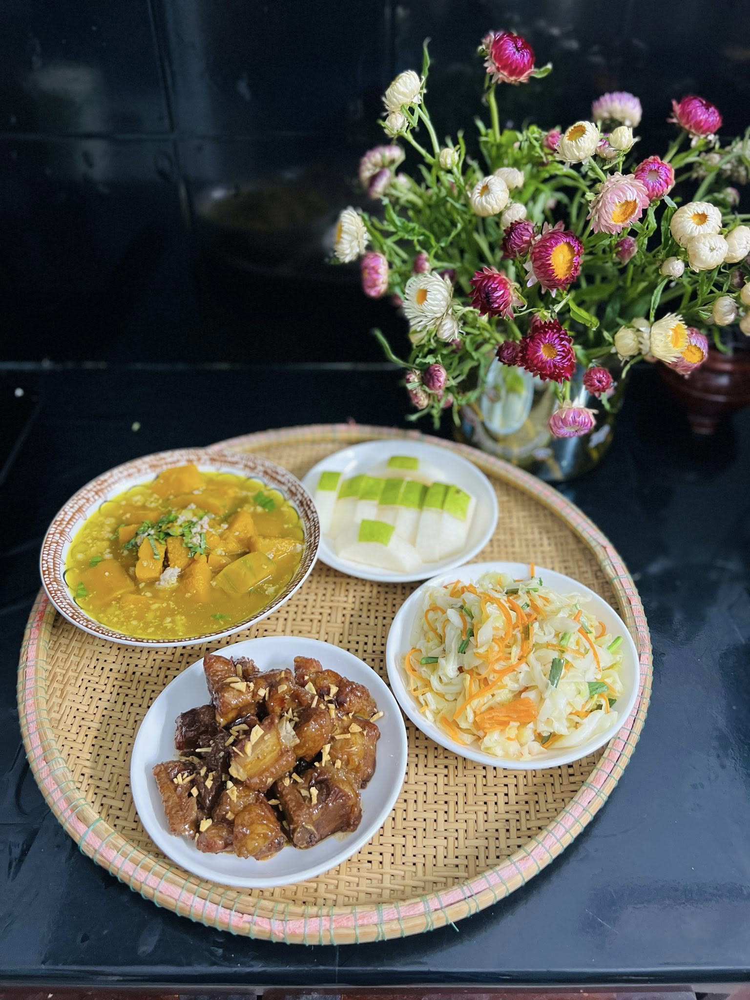 Thực đơn cơm nhà ngon lành, bổ dưỡng của bà mẹ 3 con