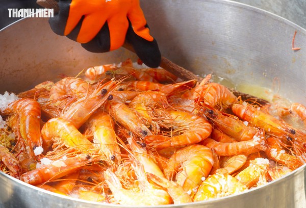 Tôm sú khô nguyên vỏ Cà Mau 'cháy hàng' dịp tết, giá 1,5 triệu/kg vẫn hút khách
