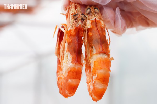 Tôm sú khô nguyên vỏ Cà Mau 'cháy hàng' dịp tết, giá 1,5 triệu/kg vẫn hút khách