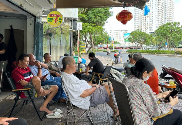 Tranh cãi quán cà phê ở TP.HCM bị 'bão 1 sao' vì nhắc khách nhỏ tiếng Tranh cãi quán cà phê ở TP.HCM bị 'bão 1 sao' vì nhắc khách nhỏ tiếng