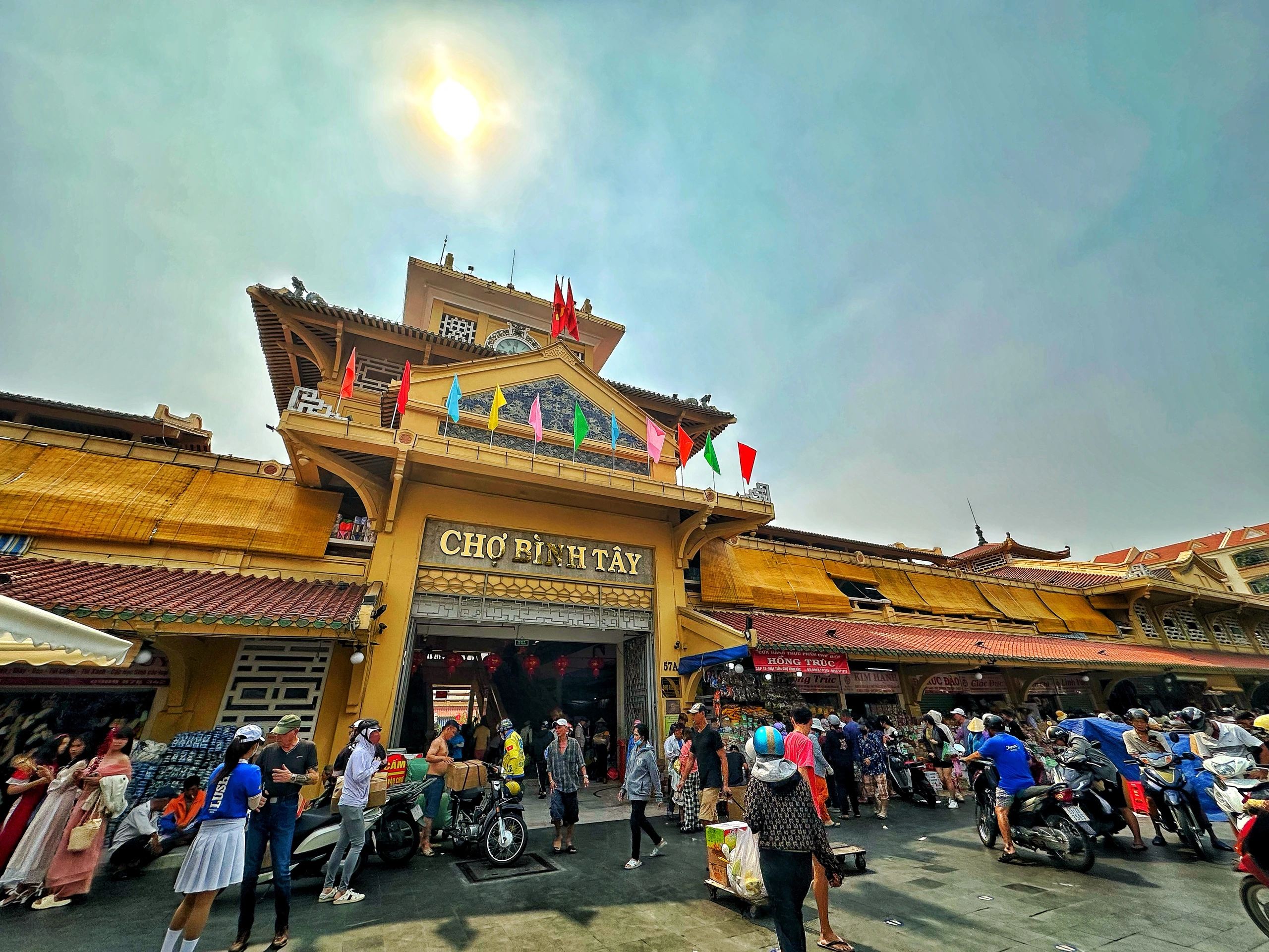 Trưa 25 tháng chạp: Chuyện lạ ở chợ Bình Tây khi hàng bánh kẹo 'không còn gì để bán' Trưa 25 tháng chạp: Chuyện lạ ở chợ Bình Tây khi hàng bánh kẹo 'không còn gì để bán'