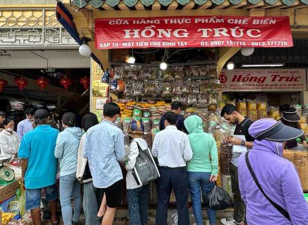 Trưa 25 tháng chạp: Chuyện lạ ở chợ Bình Tây khi hàng bánh kẹo 'không còn gì để bán' Trưa 25 tháng chạp: Chuyện lạ ở chợ Bình Tây khi hàng bánh kẹo 'không còn gì để bán'