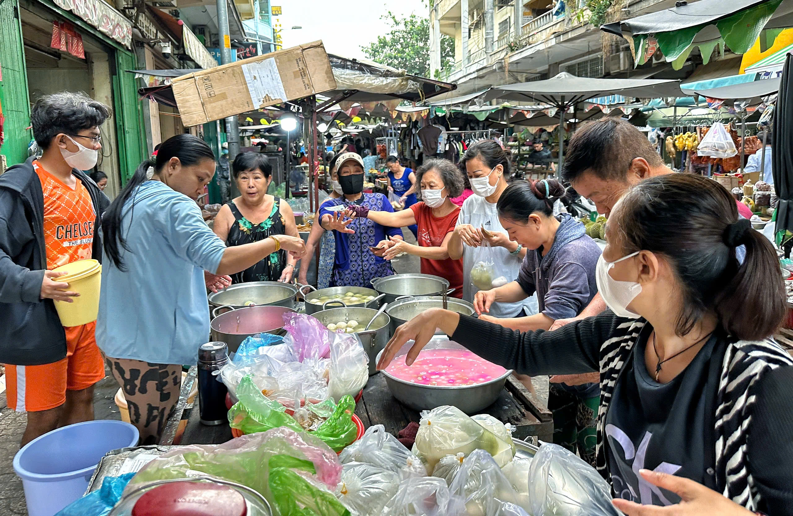 Vì sao sáng nay nhiều người đổi nghề... bán chè trôi nước ở Chợ Lớn, khách vây kín?