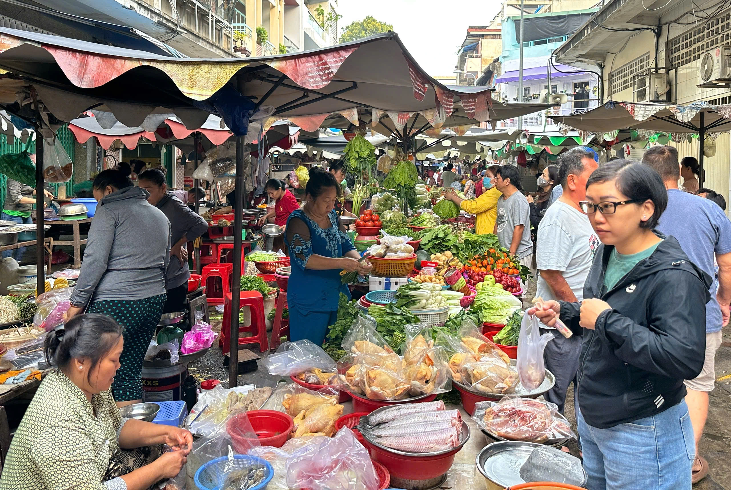 Vì sao sáng nay nhiều người đổi nghề... bán chè trôi nước ở Chợ Lớn, khách vây kín?