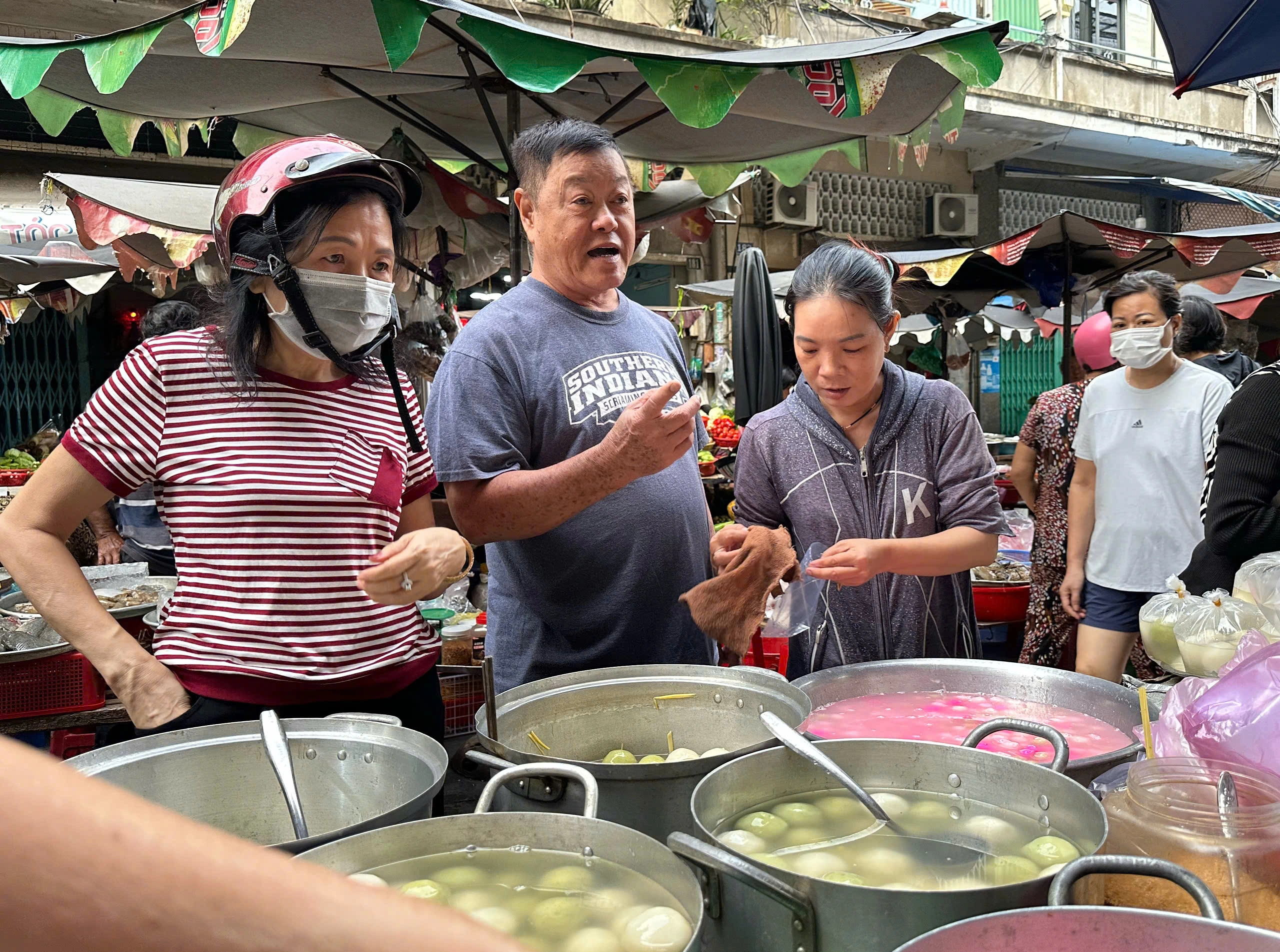 Vì sao sáng nay nhiều người đổi nghề... bán chè trôi nước ở Chợ Lớn, khách vây kín?