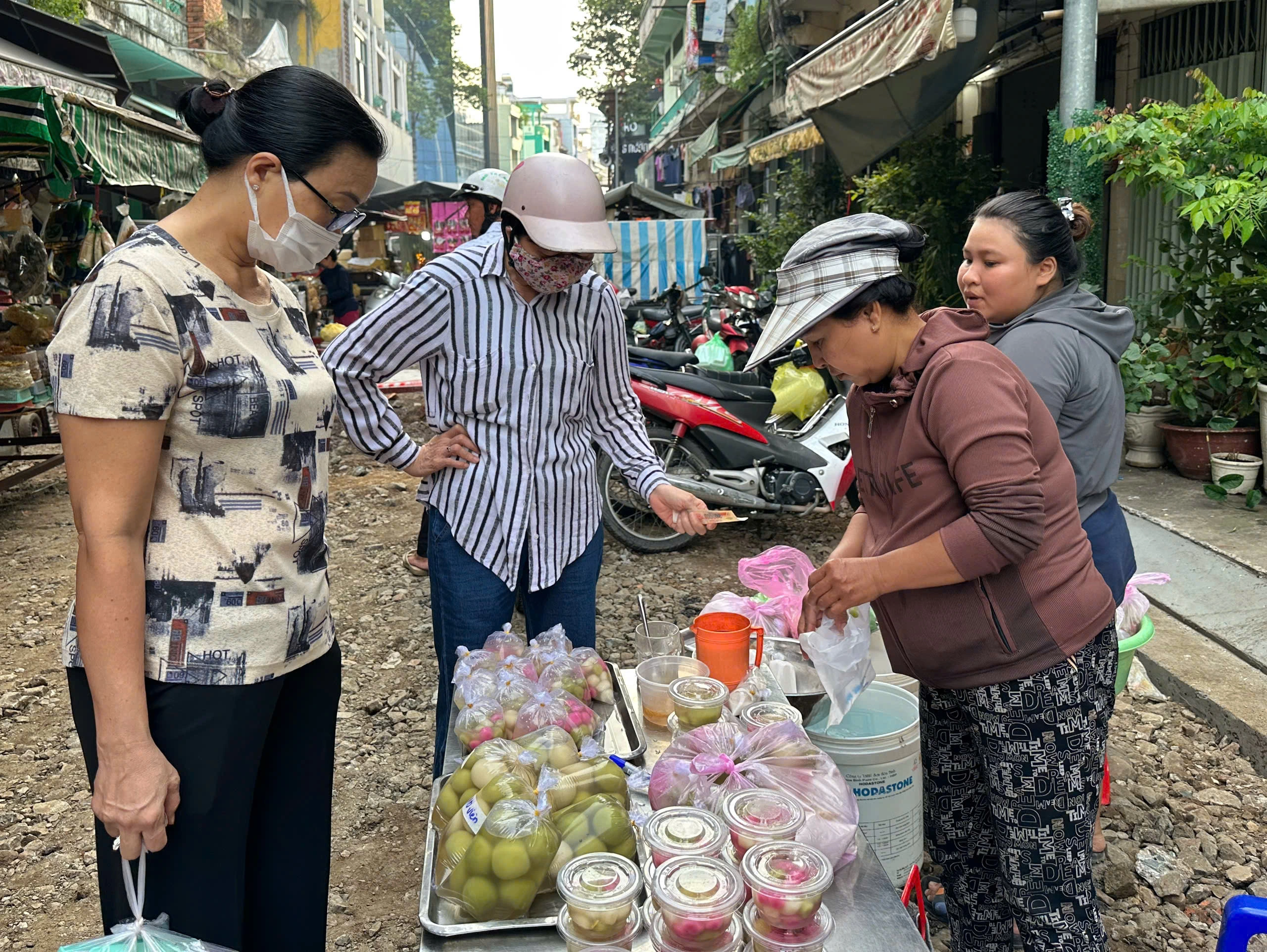 Vì sao sáng nay nhiều người đổi nghề... bán chè trôi nước ở Chợ Lớn, khách vây kín?