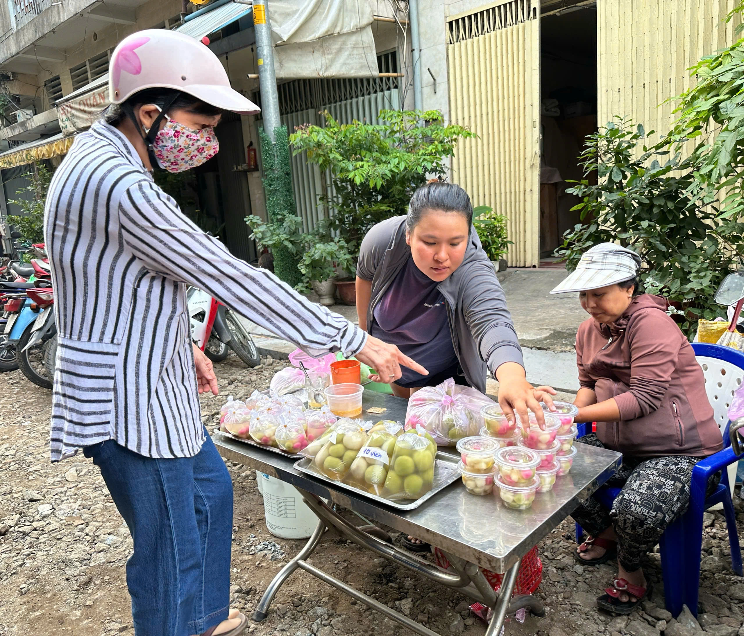 Vì sao sáng nay nhiều người đổi nghề... bán chè trôi nước ở Chợ Lớn, khách vây kín?