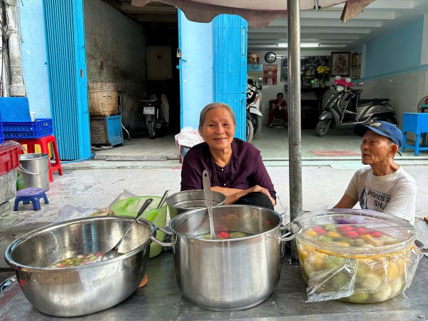 Vì sao sáng nay nhiều người đổi nghề... bán chè trôi nước ở Chợ Lớn, khách vây kín?