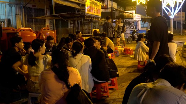 Xe tàu hũ 'âm phủ' bán giữa khuya, hơn 20 năm níu chân thực khách Cần Thơ