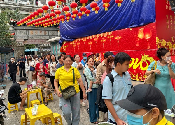 Xếp hàng dài mua đậu hũ vàng, mỗi năm chỉ bán một lần ở Chợ Lớn