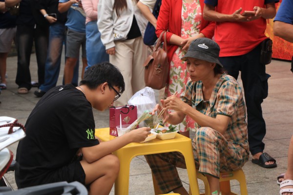 Xếp hàng dài mua đậu hũ vàng, mỗi năm chỉ bán một lần ở Chợ Lớn