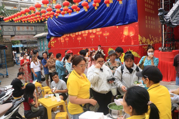 Xếp hàng dài mua đậu hũ vàng, mỗi năm chỉ bán một lần ở Chợ Lớn