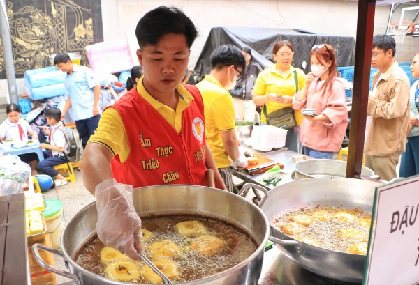 Xếp hàng dài mua đậu hũ vàng, mỗi năm chỉ bán một lần ở Chợ Lớn