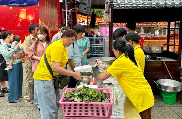 Xếp hàng dài mua đậu hũ vàng, mỗi năm chỉ bán một lần ở Chợ Lớn