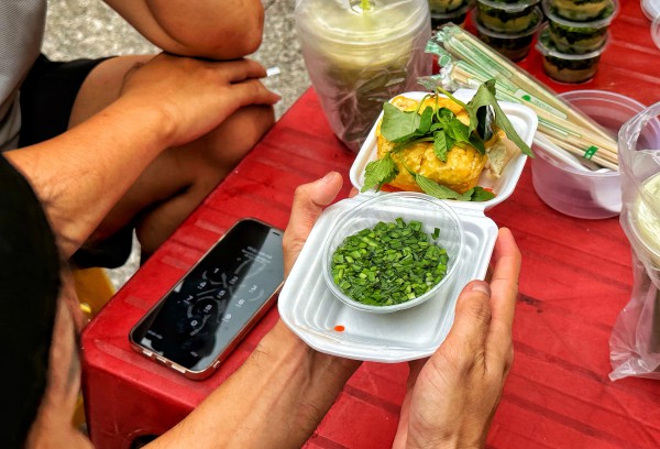 Xếp hàng dài mua đậu hũ vàng, mỗi năm chỉ bán một lần ở Chợ Lớn