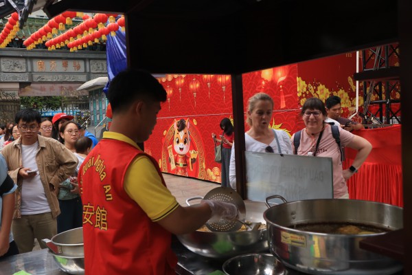 Xếp hàng dài mua đậu hũ vàng, mỗi năm chỉ bán một lần ở Chợ Lớn