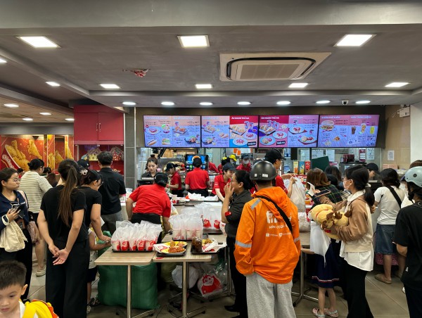 Xếp hàng dài mua gà rán để 'săn' tuần lộc: Cơn sốt Giáng sinh 2025 ở TP.HCM