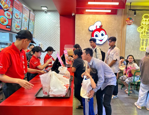 Xếp hàng dài mua gà rán để 'săn' tuần lộc: Cơn sốt Giáng sinh 2025 ở TP.HCM