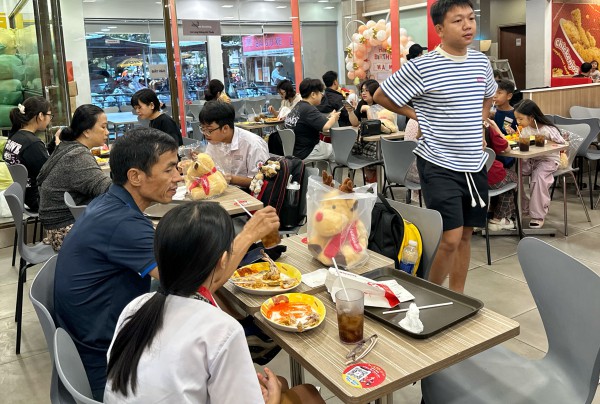 Xếp hàng dài mua gà rán để 'săn' tuần lộc: Cơn sốt Noel 2025 ở TP.HCM