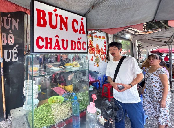 Ăn bún cá Châu Đốc nổi tiếng ở trung tâm TP.HCM, tìm giai thoại 'ngày xửa ngày xưa'