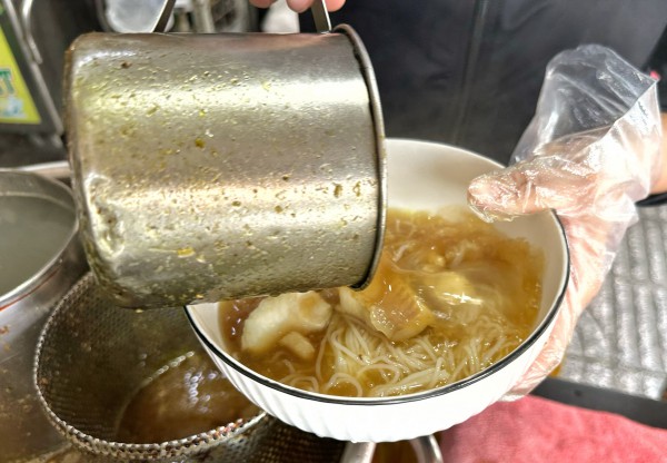 Ăn bún cá Châu Đốc nổi tiếng ở trung tâm TP.HCM, tìm giai thoại 'ngày xửa ngày xưa'