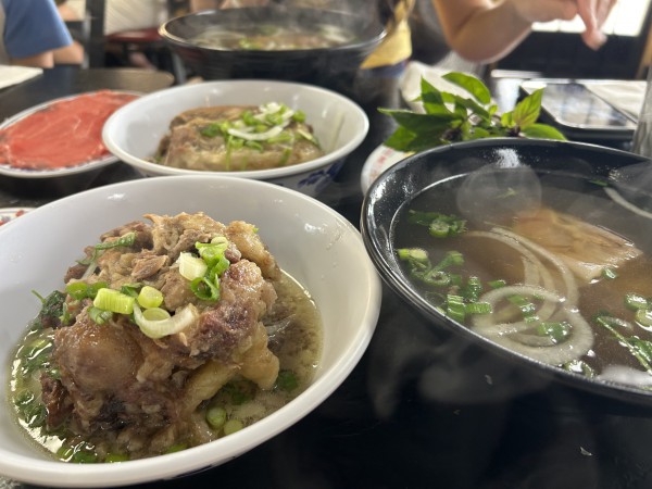 'Ăn phở thì chỉ có Phở 79': Quán ăn gia đình Việt ở Mỹ giành 'Oscar ẩm thực'