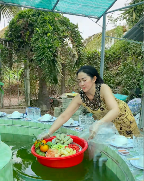 Đám giỗ miền Tây 'có 1 không 2': Đãi tiệc kiểu băng chuyền trên mặt nước Đám giỗ miền Tây 'có 1 không 2': Đãi tiệc kiểu băng chuyền trên mặt nước