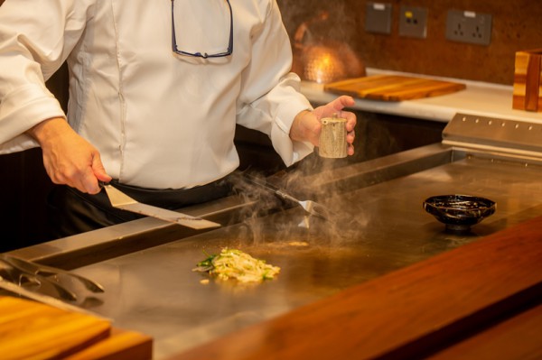 Đầu bếp sao Michelin – Junichi Yoshida: “Điểm đặc biệt của Teppanyaki là sự kết nối giữa đầu bếp và thực khách”